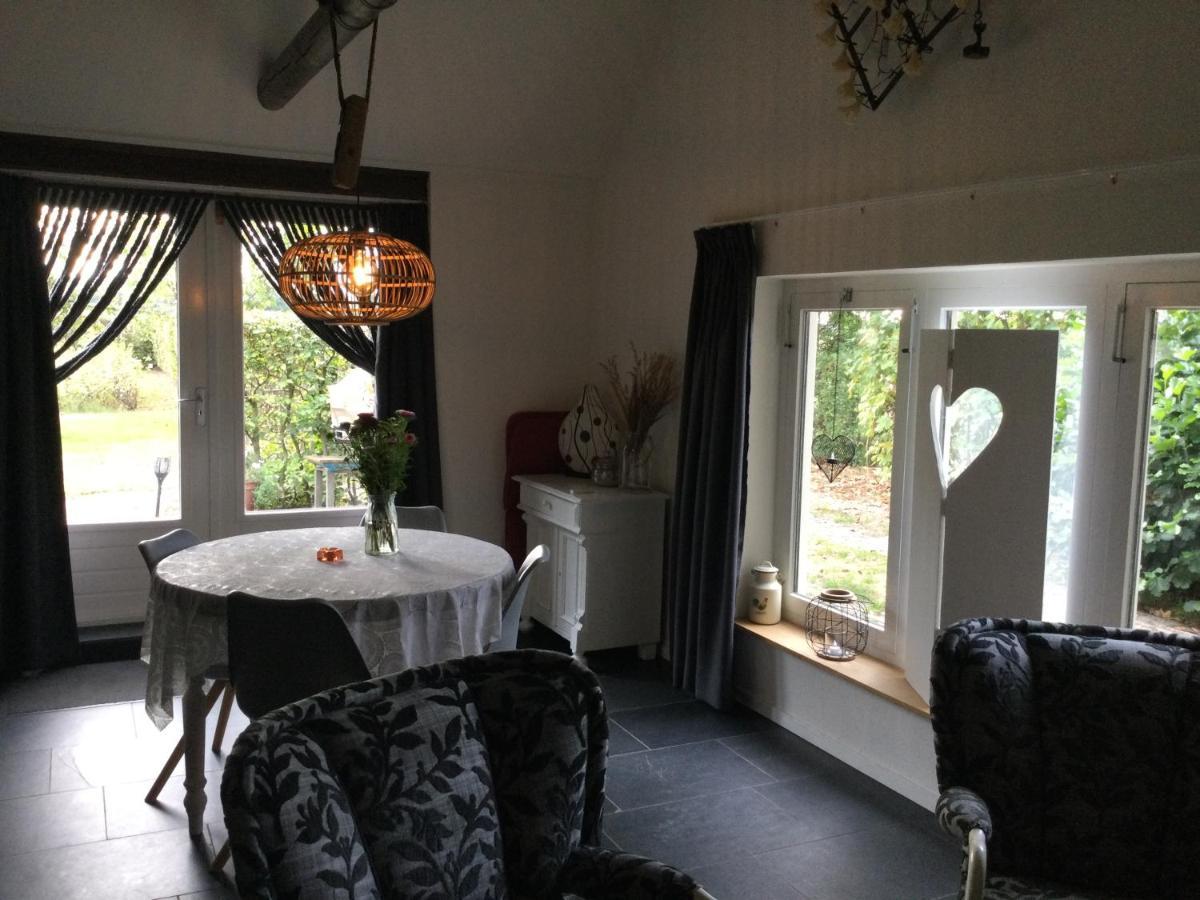 Landelijk Gelegen Huisje Op Erf Veeningen Exteriér fotografie