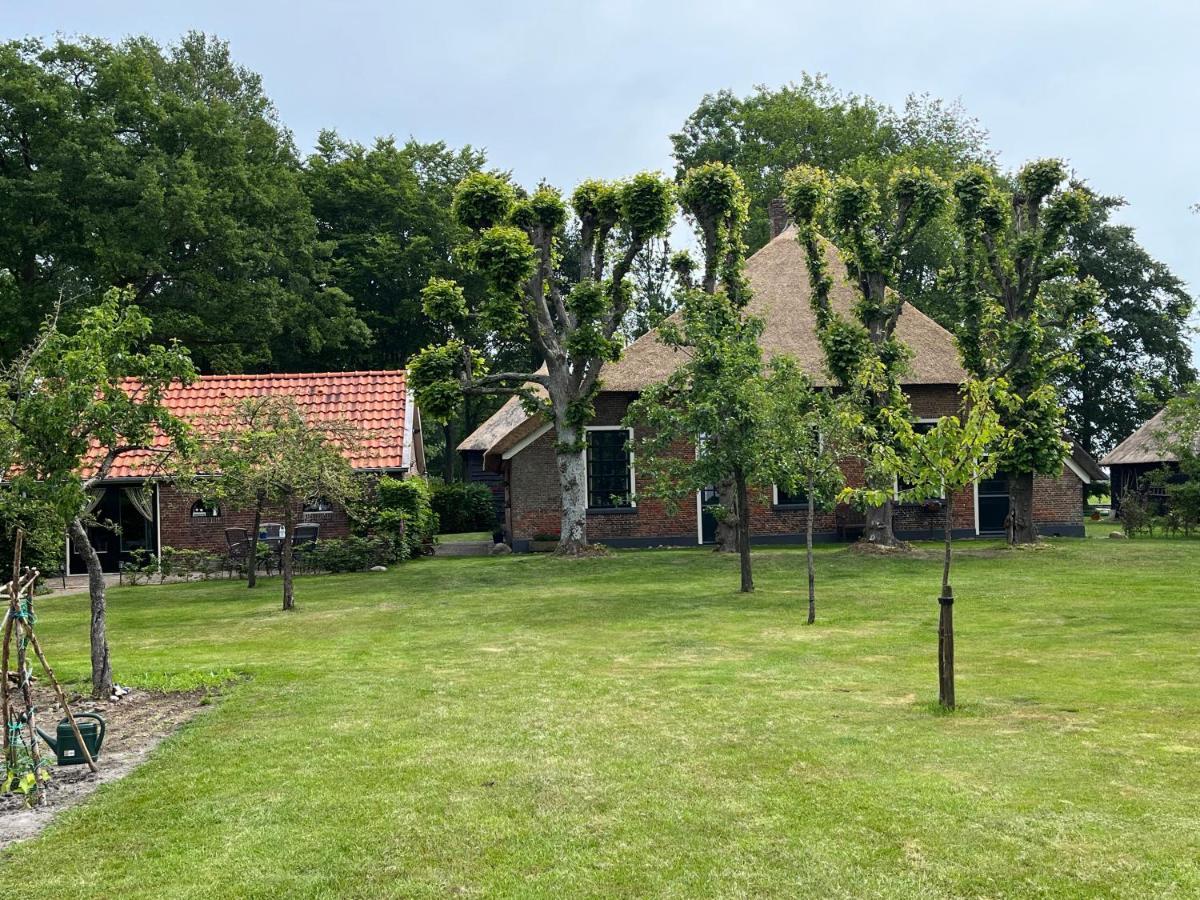 Landelijk Gelegen Huisje Op Erf Veeningen Exteriér fotografie