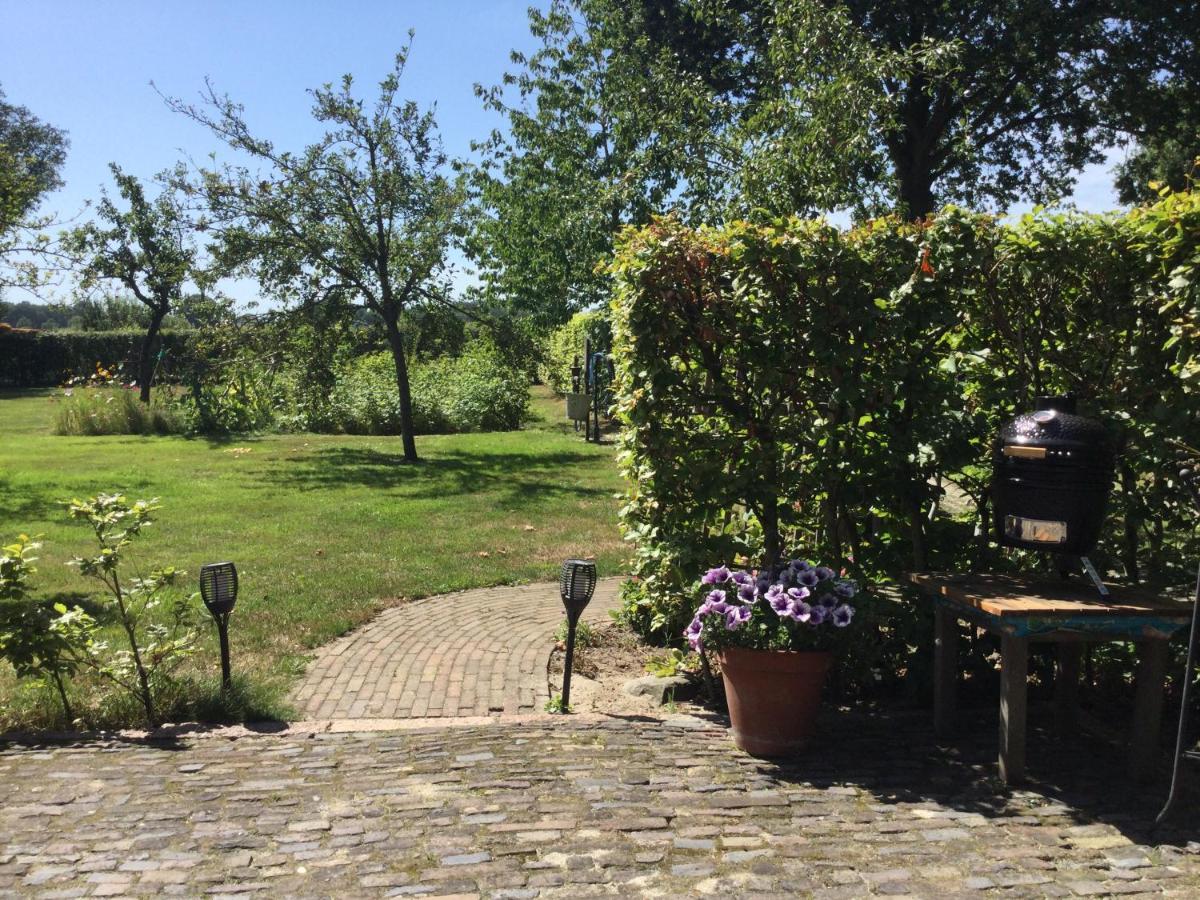 Landelijk Gelegen Huisje Op Erf Veeningen Exteriér fotografie